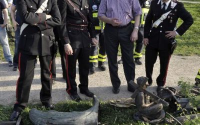 La strana fauna del laghetto: ripescate 30 statuette funebri